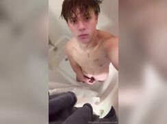 Horny Nox jerk off in bath..