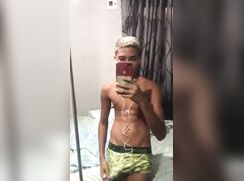 Jeune latino montre sa bite