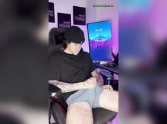 Gamer jerks off