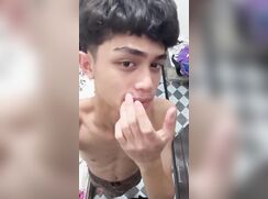 Menino masturbando antes de Tomar banho
