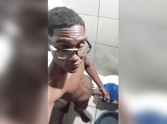 Menino dotado masturbando no banheiro