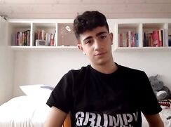 Italian twink cums on cam
