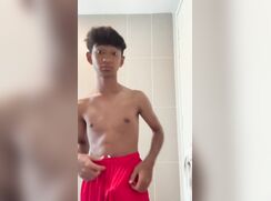 Menino goza jatos masturbando