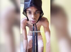Cara magro dotado exibindo