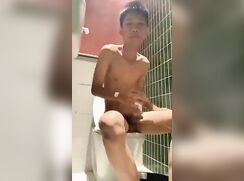 Garoto Ásiatiico masturbando no banheiro