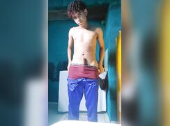 Menino dos cabelos cacheado masturbando