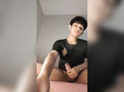 Horny teen cums all over his shirt