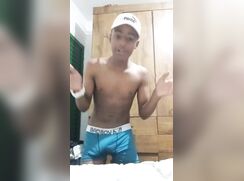 Garoto fazendo live de pau mole
