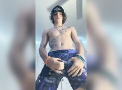 Cam boy shows cumming