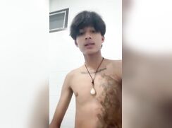 Garoto bonito asiático masturbando