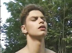 ♥ Deux jeunes  s'adonnent au plein air ♥