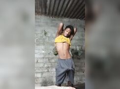 Garoto indiano masturbando solo