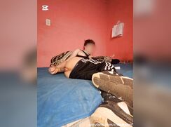 Chavo masturbando su culito