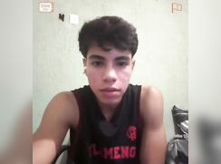 Sexy twink cums on cam