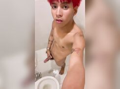 Twink Cabelos coloridos masturbando solo