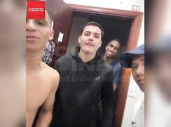 Moleques héteros mostram a pica na Cam pra novinha Straight boys Cam show