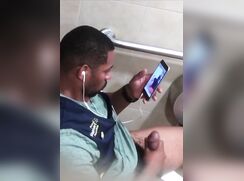 Macho Preto latino toca punheta Firme no banheiro do shopping durante serviço