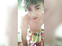 Menino latino fazendo live