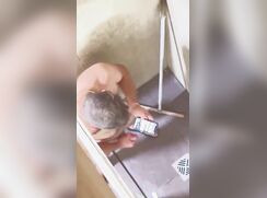 Caminhoneiro macho raiz toca punheta até esporra no chuveiro do posto