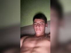 brunette dude bed bate