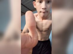 Menino magrinho asiático