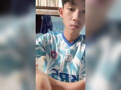Menino magrinho asiático masturbando