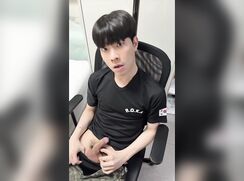 taiwanese boy gooning in korean military uniform 1