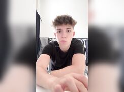 It makes me so horny when I play with my dick