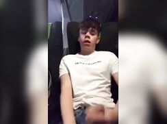 Jeune se branle et jouis dans le train