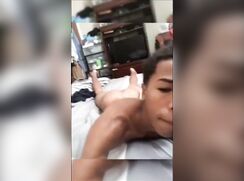 Jeune noir sexy se branle et jouis sur son lit