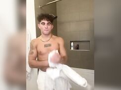 American Jock Pisses Himself in Bath