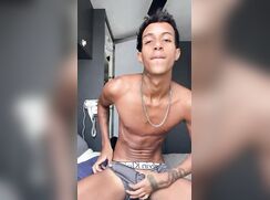 Garoto moreno magro masturbando