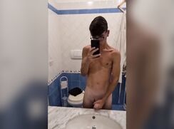 Latino dude jerks off and makes selfie in the bathroom
