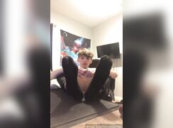 Twink hottie shows off his sweaty soles