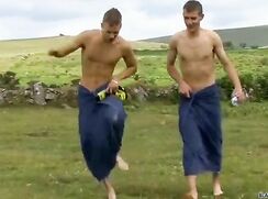 ♥ Deux garçons jouent avec leurs bites au camping ♥