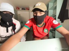 Deux arabes,  l’un éjacule sur l’autre.