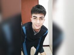 Menino bonito masturbando