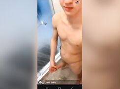 Twink starts out in bathroom and finishes in bed