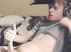 Headphones Wank With Trimmed Pubes