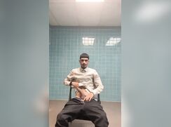 Garoto masturbando numa sala vazia