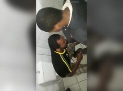 Um moleque hétero da favela simplesmente botou um Noiado pra chupa e os amigos zoando
