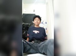 Menino chegou em casa com tesão masturbou