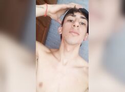 Emiliano mostrando seu pênis