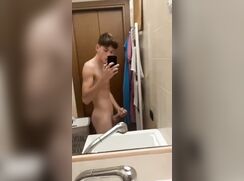 Hottie smooth twink jerking