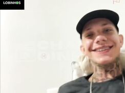 Rapaz tatuado mostrando a pica rosa grandona
