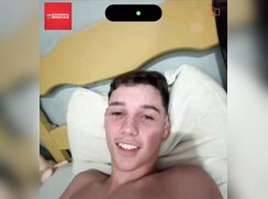 Novinho mostra pica na cam