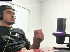 Parte 2 gozando latino hétero do Piru grande punheta e geme na Cam