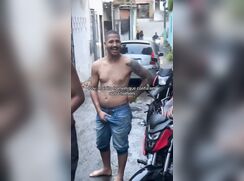 Hot Straight favela Man Grab his Balls after a Friend play gay with hum hétero quente