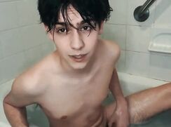 Vintage amateur webcam: boy bathing/wanking