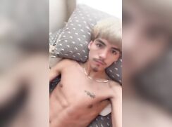 Garoto goza masturbando na cama